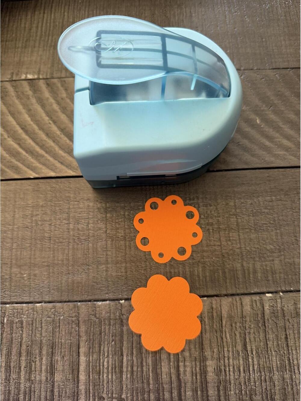 Creative Memories 2 in 1 Scalloped Circle Shape Punch
